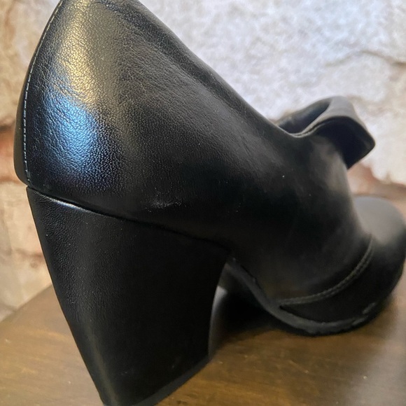 Tosca Blu Black Leather Flap Shoes - Picture 4 of 4